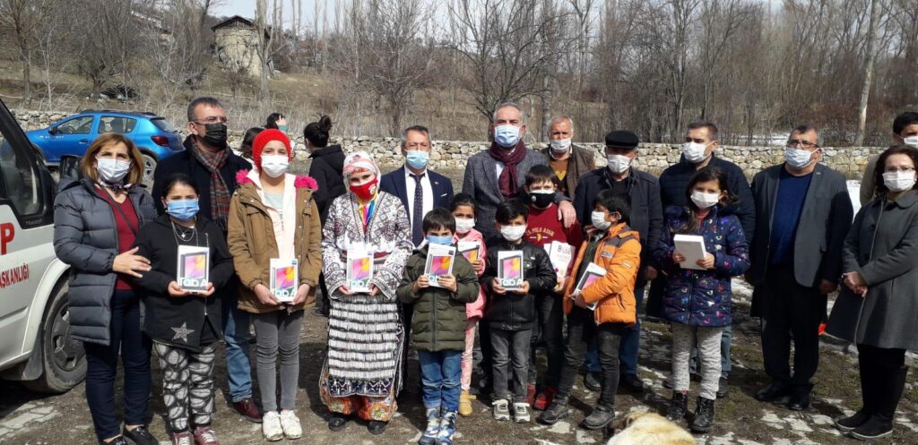 Başkan Sargın, Öğrencilerin EBA eğitimi için 3 köye uydu internet kurdu