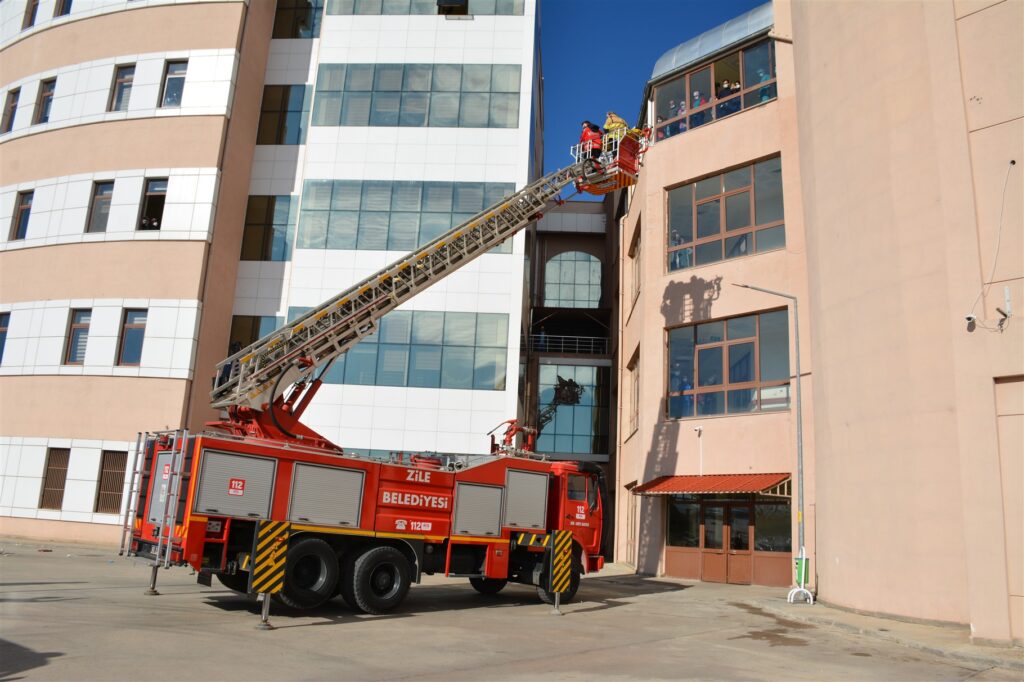 İtfaiyeden gerçeği aratmayan hastane tatbikatı