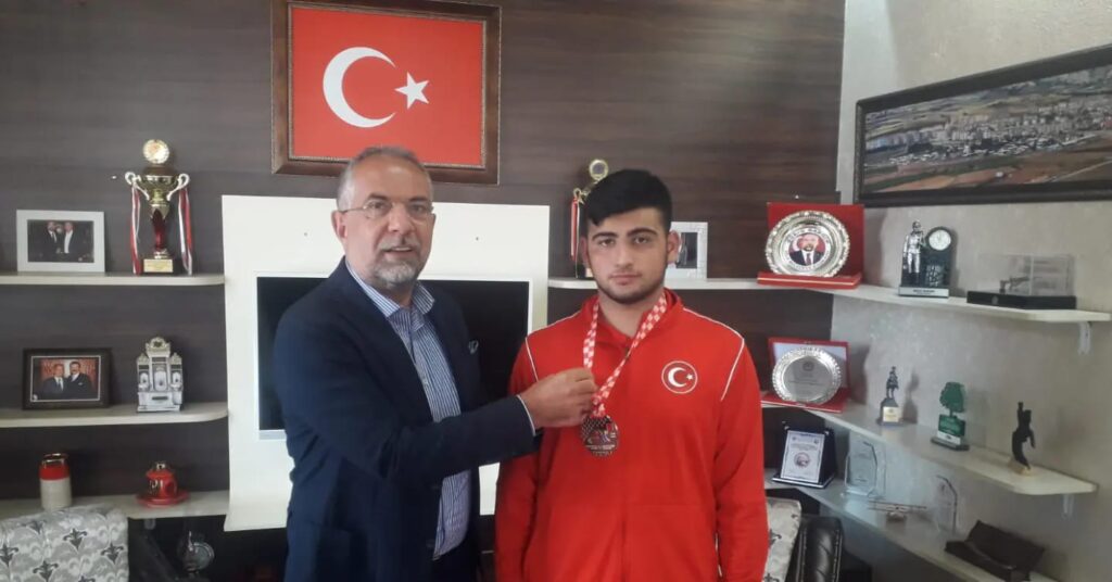 Başkan Sargın’dan Avrupa Şampiyonu Güreşçiye Altın