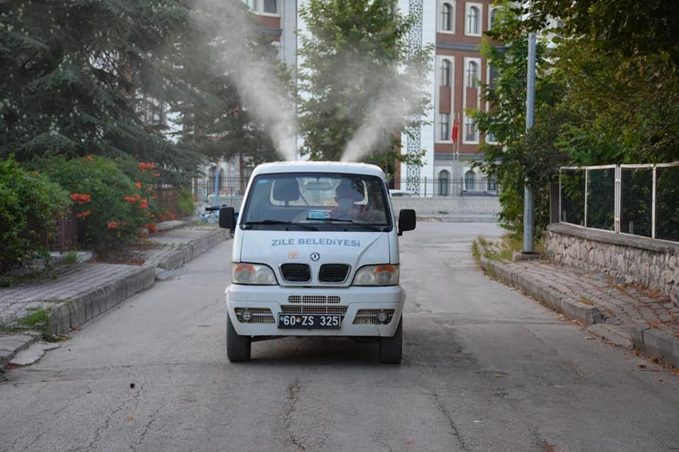Zile Belediyesi, Yaz Sıcakları Nedeniyle Artan Haşerelerle Mücadele Kapsamında İlaçlama Çalışması Yapıyor