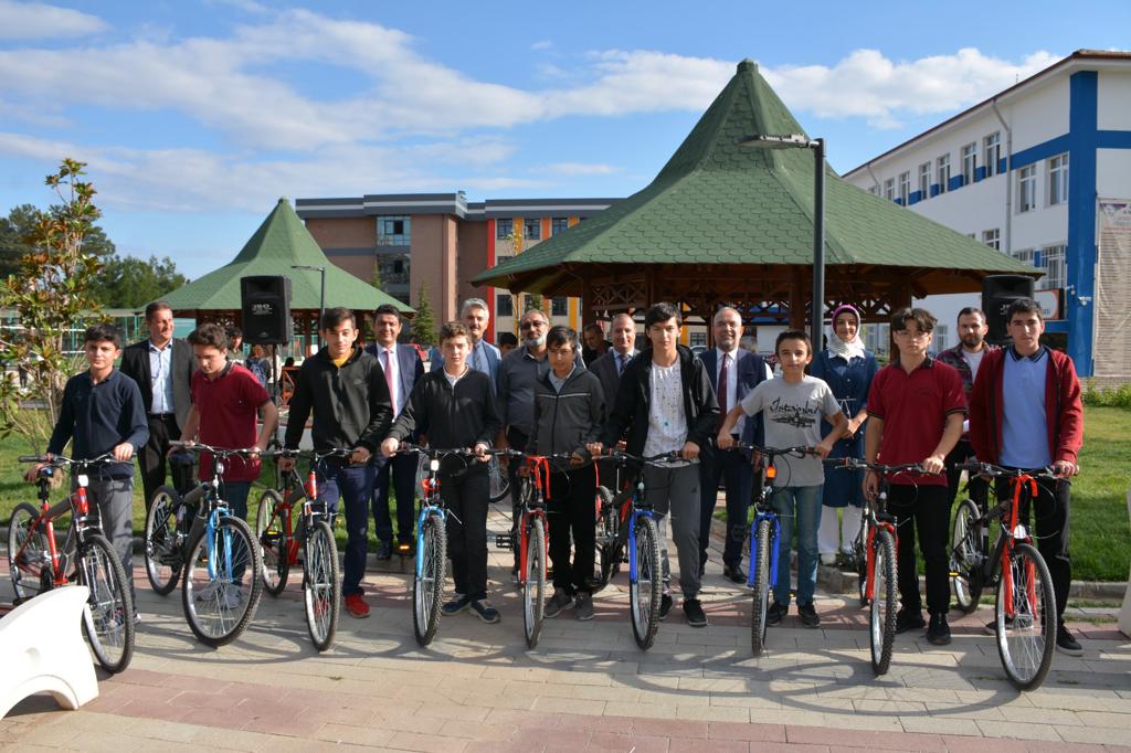 Zile Belediye Başkanı Şükrü Sargın Avrupa Hareketlilik Haftası Kapsamında Düzenlenen Bisiklet Sürme Etkinliğine Katıldı