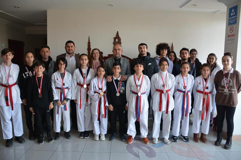 Tekvando Şampiyonları Zile Belediye Başkanı Şükrü Sargın’ı Ziyaret Etti