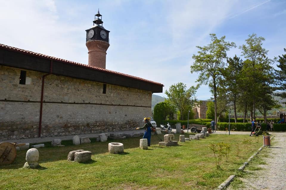 Zile Kalesi’nde Çim Biçme, Bakım ve Onarım Çalışmaları Tamamlandı