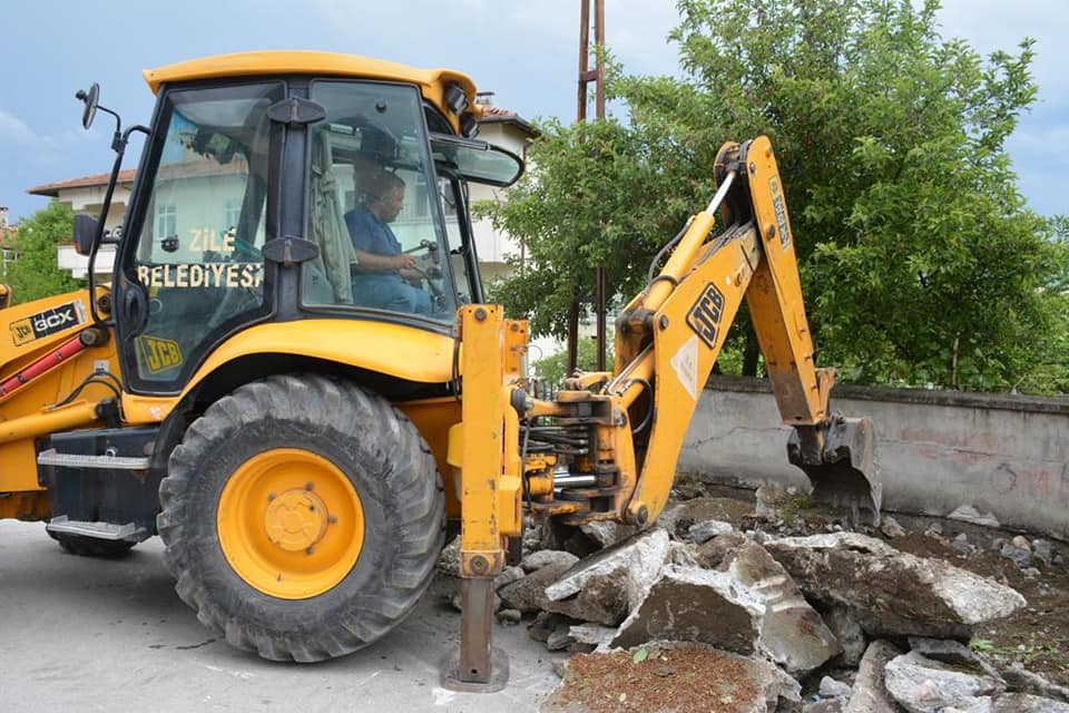 Zile Belediyesi Ekipleri Yunus Emre Mahallesi Sokak ve Caddelerinde Tretuvar Yenileme Çalışmalarına Başladı