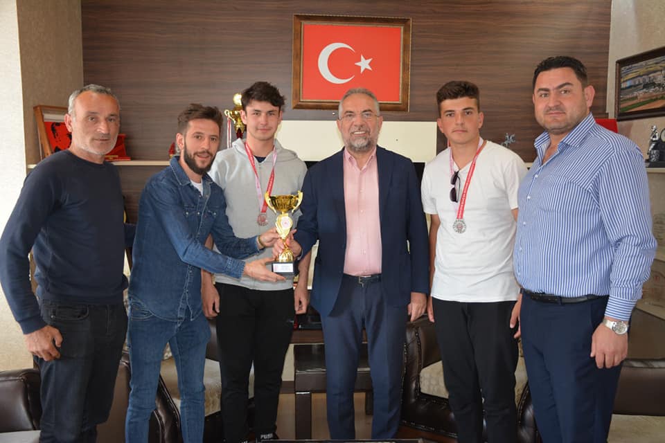 Zile Belediye Spor Futbol Kulübü Kupayı Başkan Sargın’a Hediye Etti