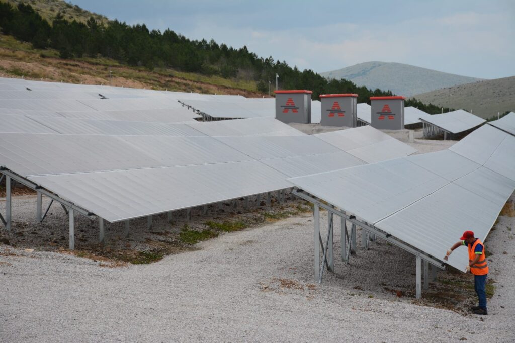 Zile Belediyesi tarafından kurulum çalışmaları tamamlanan Güneş Elektrik Santrali (GES) enerji üretimine başladı. İlçemize ve halkımıza hayırlı olsun.  Şükrü SARGIN Zile Belediye Başkanı