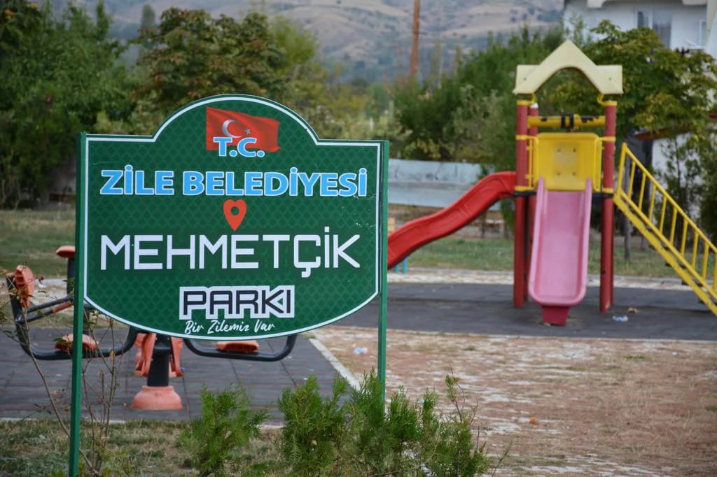 Zile Belediyesi parkalara ait levhaların yenileme işlemini yaptı