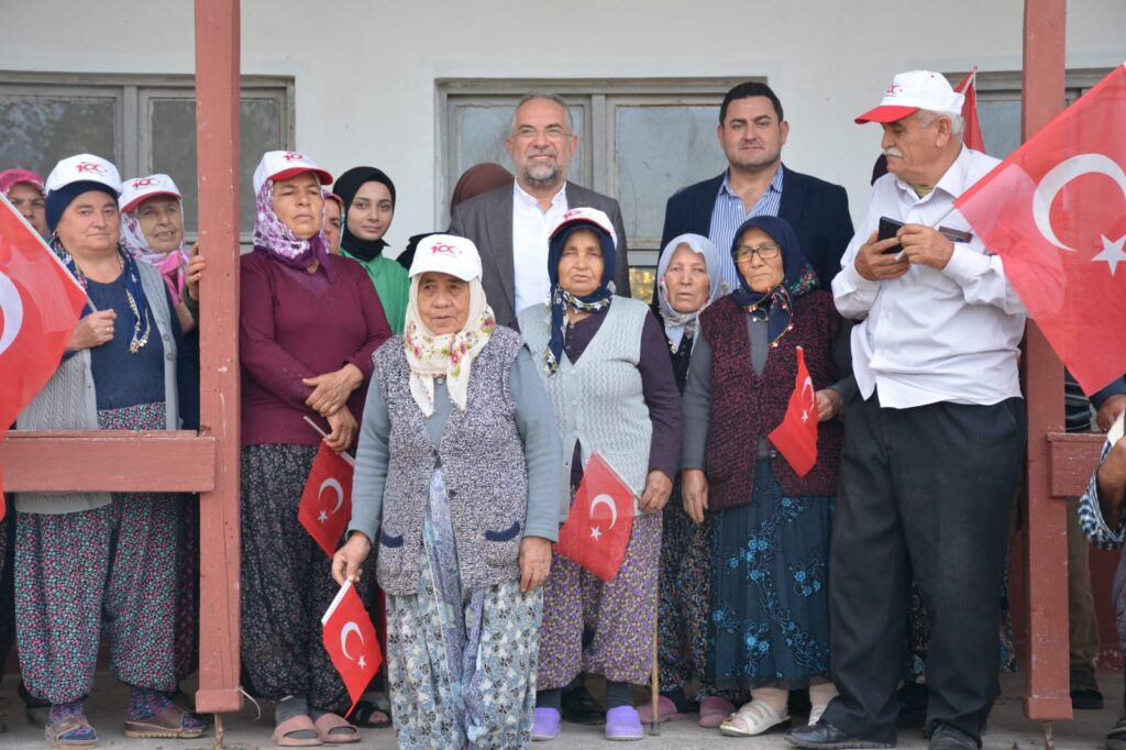 Başkan Sargın, Şiir Okuyarak Cumhuriyeti Kutlayan Köyde Kadınları Ziyaret Etti