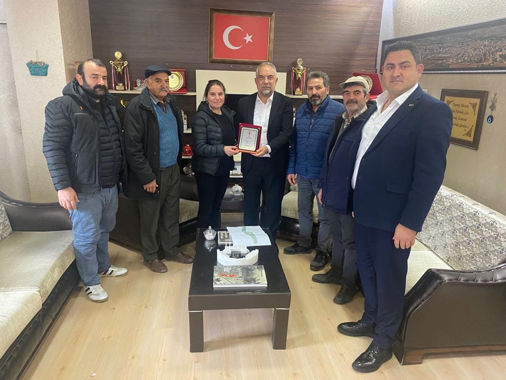 başkan Sargın’a yardımlarından dolayı teşekkür plaketi