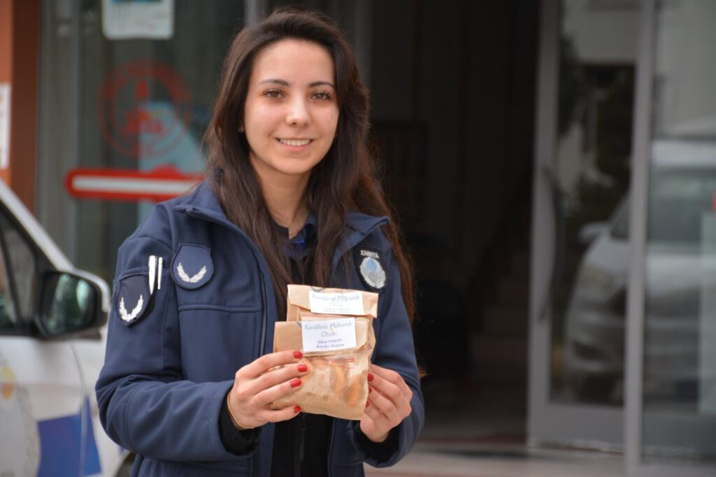 Zile Belediyesi, Miraç Kandili nedeniyle vatandaşlara kandil simidi dağıttı.