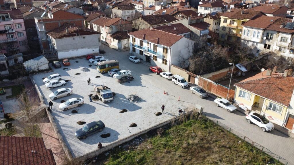 Otoparkın parke ve çevre düzenlemesi yapıldı