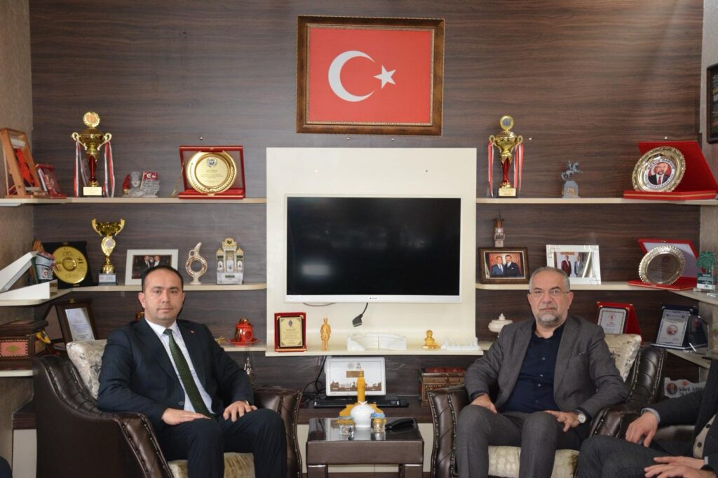 AK Parti Zile Belediye Başkan Adayı Mustafa Taştan ve siyasi parti üyeleri, Zile Belediye Başkanı Şükrü Sargın’ı Makamında Ziyaret Etti