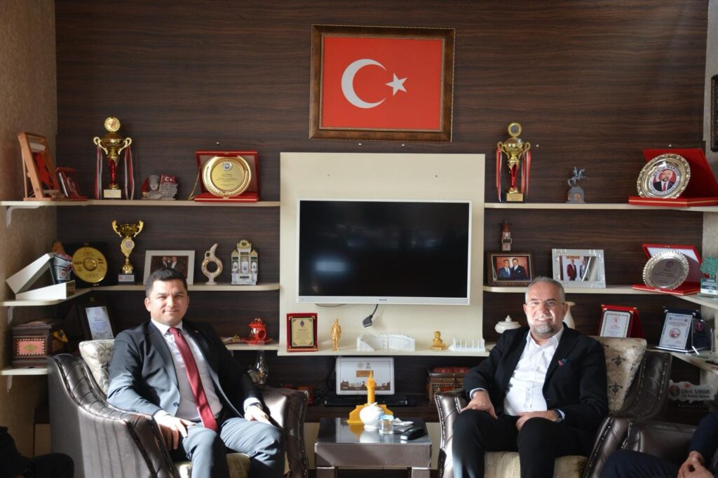 Zile Kaymakamlığı Vergi Dairesi Müdürü Fırat Gürkan Özkan ve Personel Heyeti, Zile Belediye Başkanı Şükrü Sargın’ı Makamında Ziyaret Etti