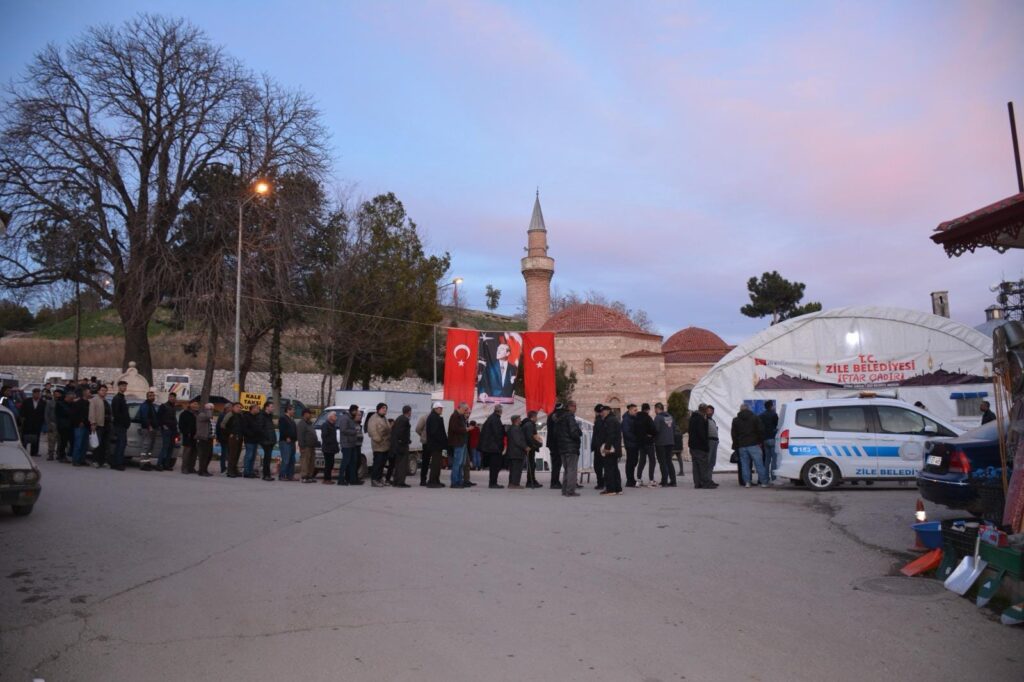 Zile Belediye Başkanı Şükrü Sargın İftar Çadırında Hemşerileri ile Ramazan Ayı’nın İlk Orucunu Açtı