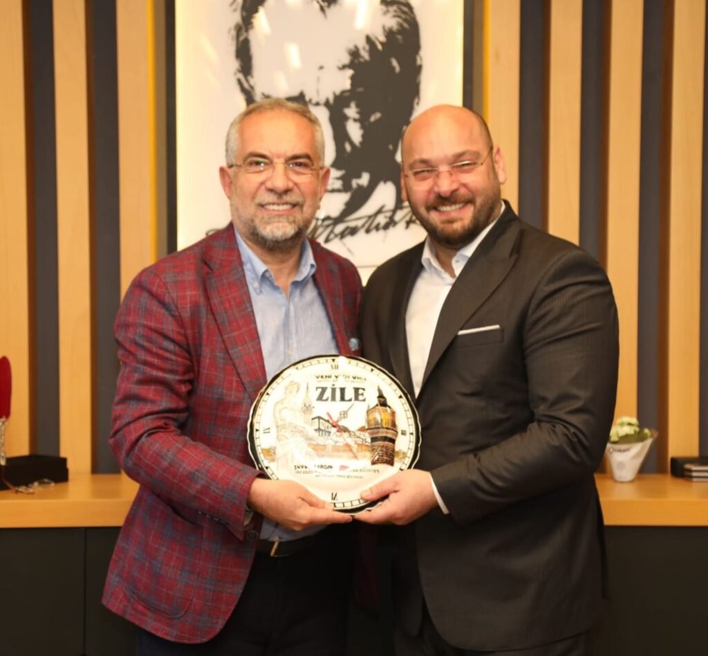 BİZ BÜYÜK BİR AİLEYİZ