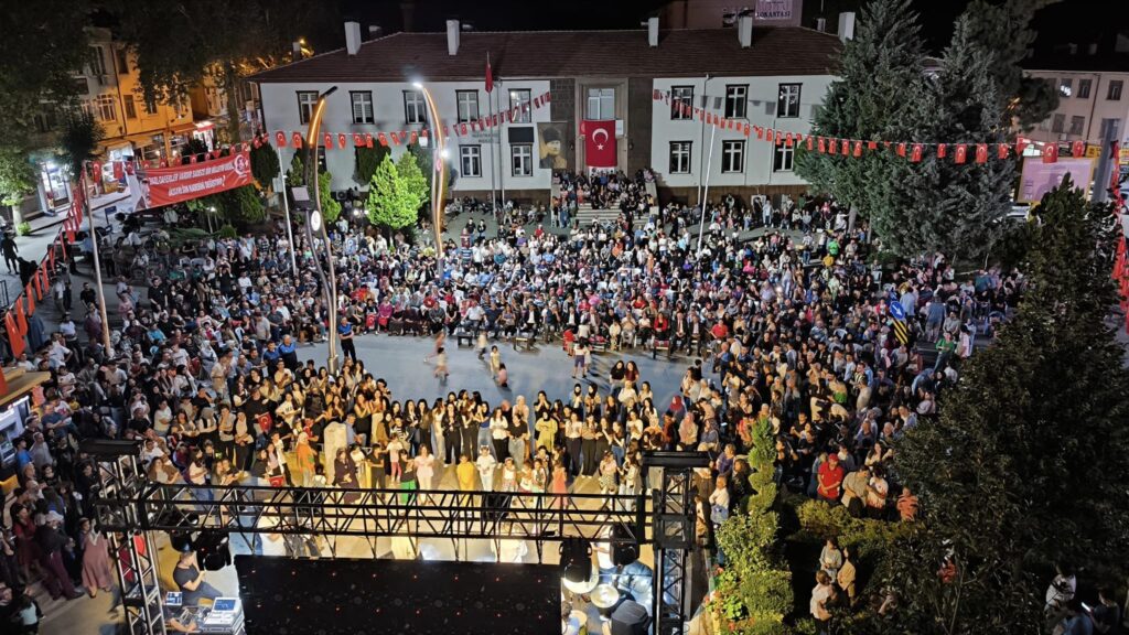 Zafer coşkusu devam ediyor.