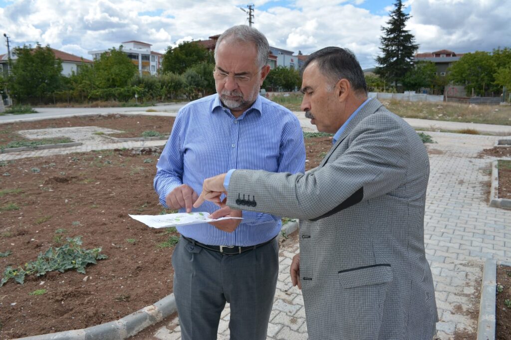 Parklarda Fidanlar Toprakla Buluştu