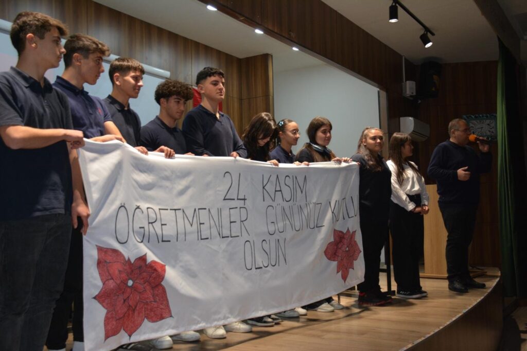 Hüseyin Gazi Ortaokulu’nda Coşkulu 24 Kasım Öğretmenler Günü Kutlaması