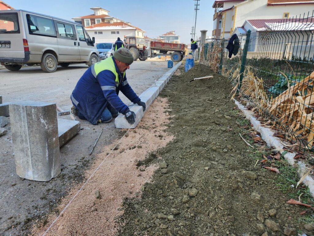 Zile’de Kaldırım ve Bordür Çalışmaları Sürüyor