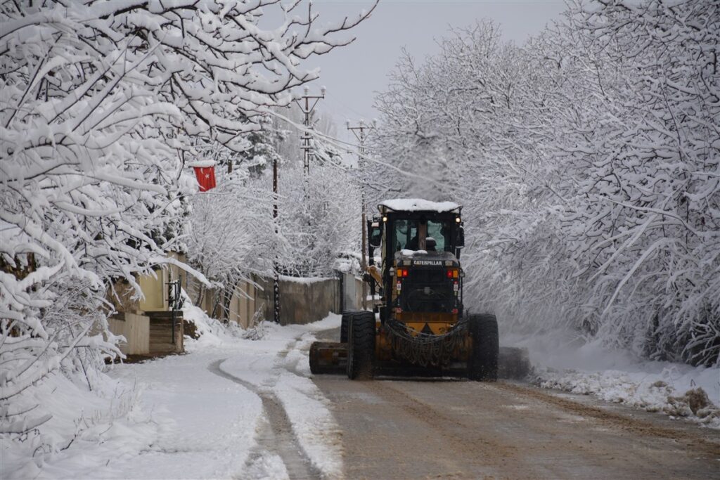 Zile’de Kar Yağışı İlçeyi Beyaza Bürüdü