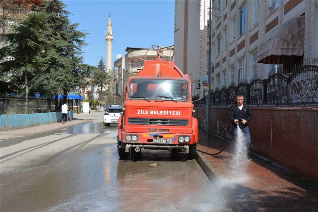 Zile Belediyesi Bayram Öncesi Temizlik Çalışmalarını Sürdürüyor