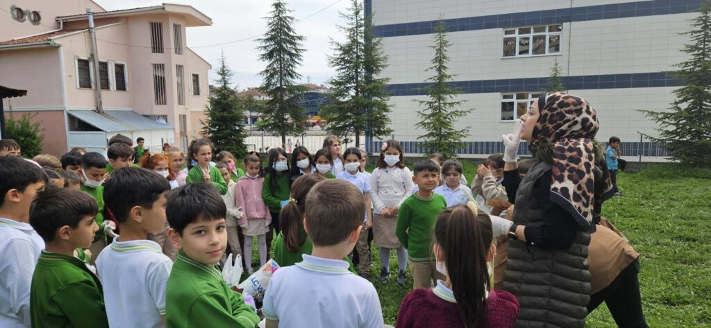 Minik Ellerden Büyük Doğa Dersi Zile’de Kompost Yapımı Etkinliği