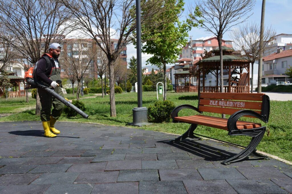 Zile Belediyesi Yeşil Alanlarda Bakım Çalışmalarını Sürdürüyor