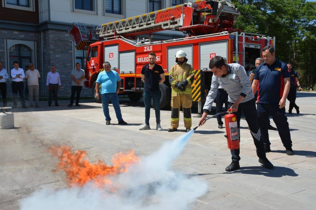 Zile İtfaiyesinden Hükümet Konağı’nda Yeni Tatbikat