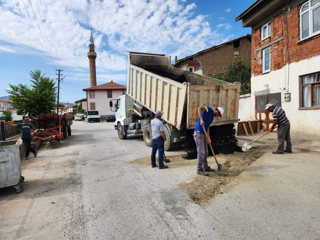 Zile’de Belirlenen Noktalarda Asfalt Yama Çalışması