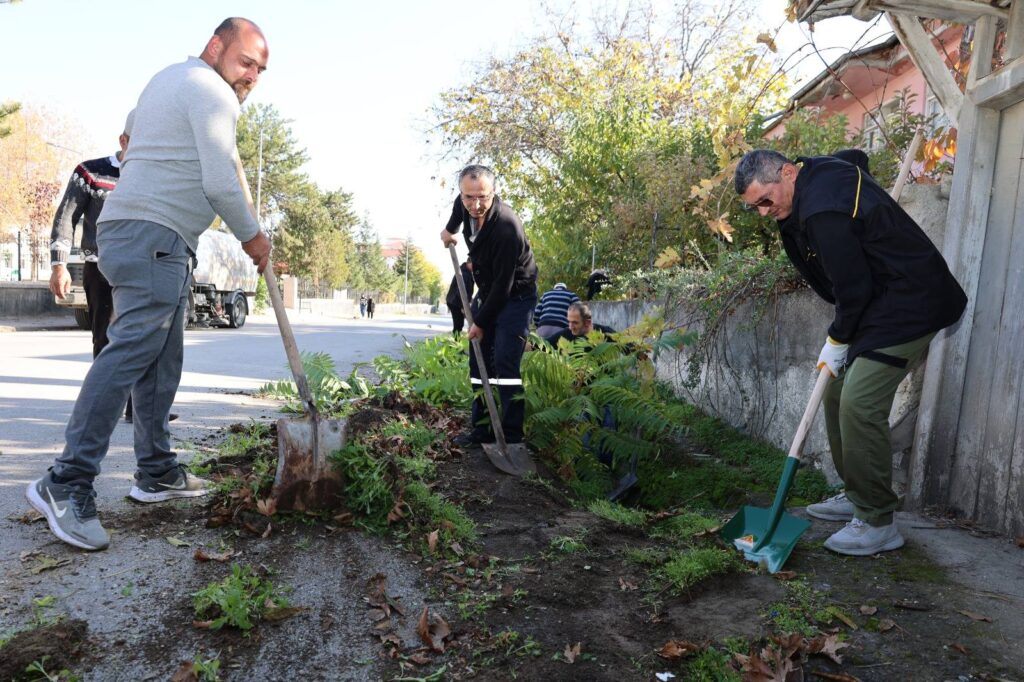 Zile Belediyesi’nden Dere Hattı ve Su Tahliye Noktalarında Temizlik Çalışması