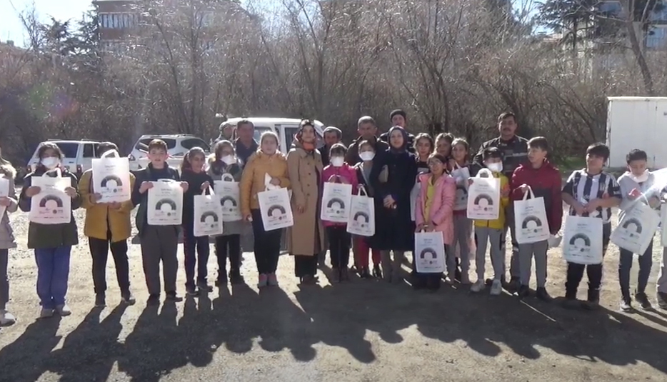 Öğrenciler, farkındalık oluşturmak için çöp topladı