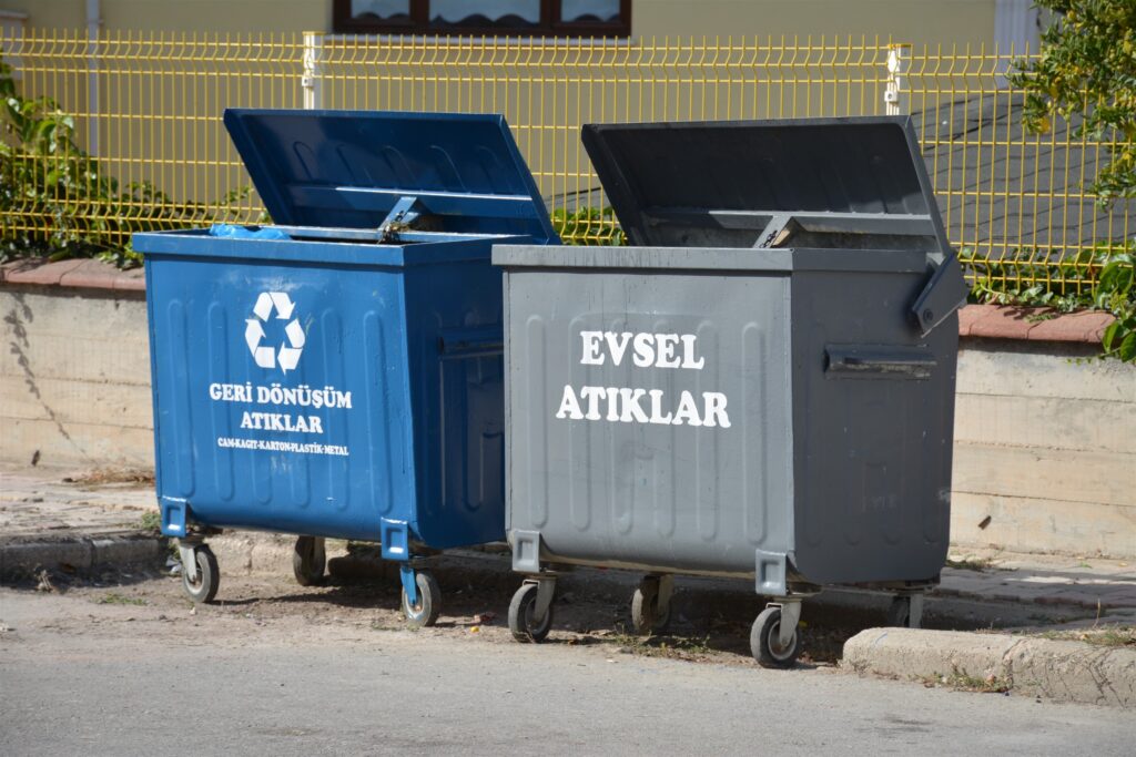 Çöp Konteynerleri Mavi ve Gri Renge Boyandı