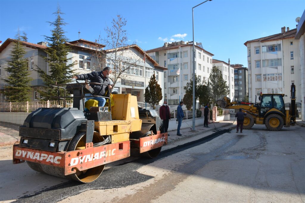 Asfaltlama ve Asfalt Yama Çalışmaları Devam Ediyor