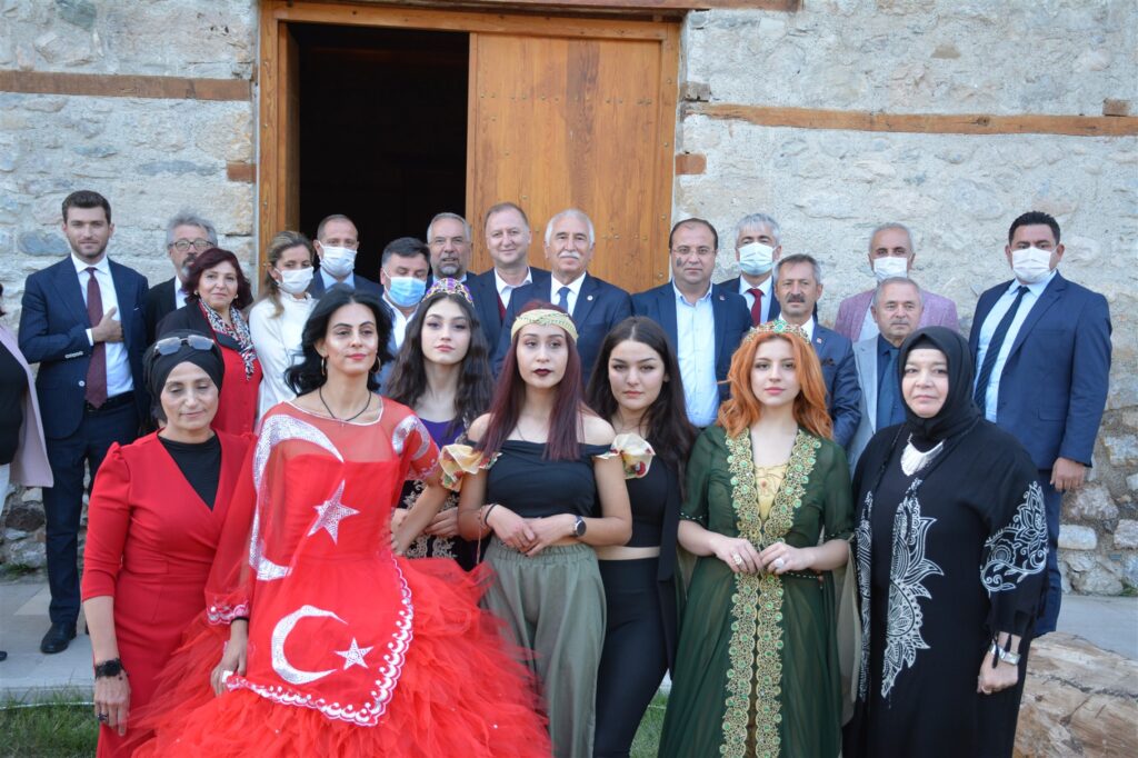 4 bin yıllık Tarihi Zile Kalesi’nde yöresel kıyafetlerden oluşan defile düzenlendi.