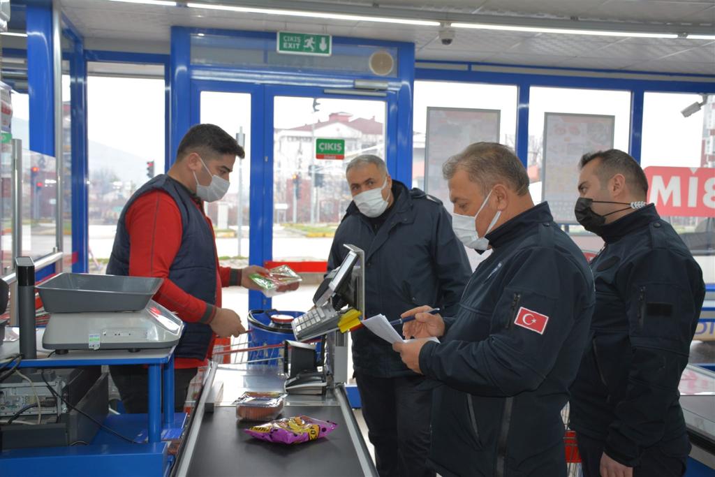 Zile’de etiket ve fiyat kontrolü aralıksız yapılıyor