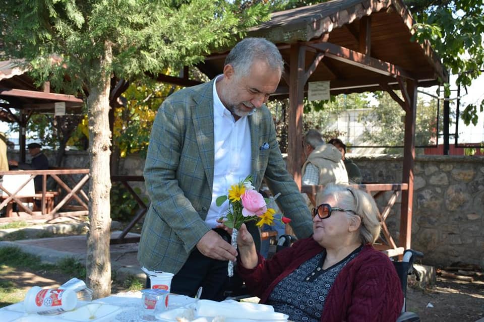 Zile Belediye Başkanı Şükrü Sargın 1 Ekim Dünya Yaşlılar Günü dolayısıyla Zile Belediyesi Geleneksel Güreş-Festival ve Piknik Alanı’nda düzenlenen pikniğe katıldı.