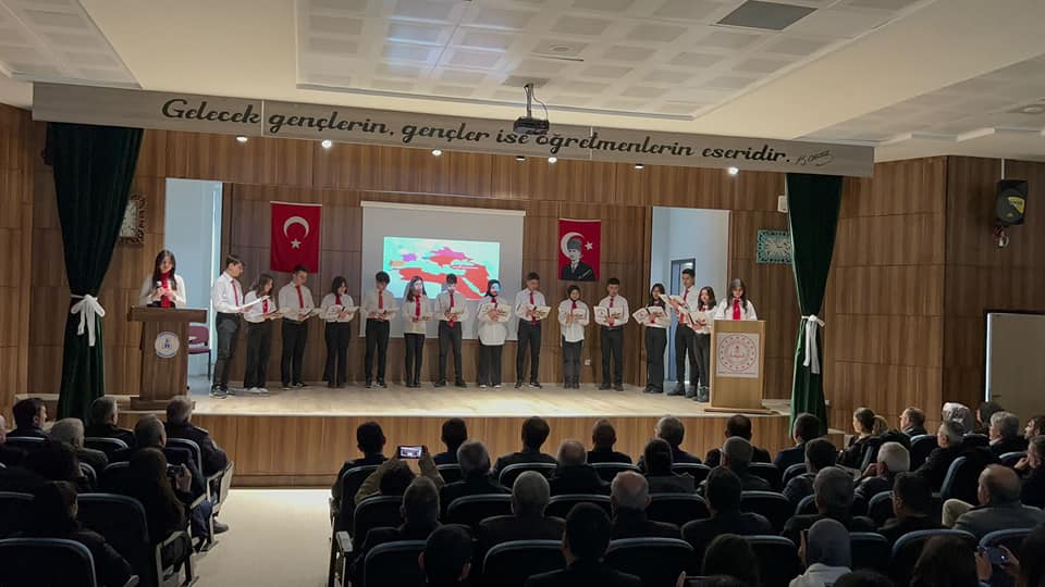 12 Mart İstiklal Marşının Kabulü’nün 102. Yıldönümü ve Mehmet Akif Ersoy’u Anma Etkinlikleri Hüseyin Gazi Orta Okulu’nda Gerçekleşti