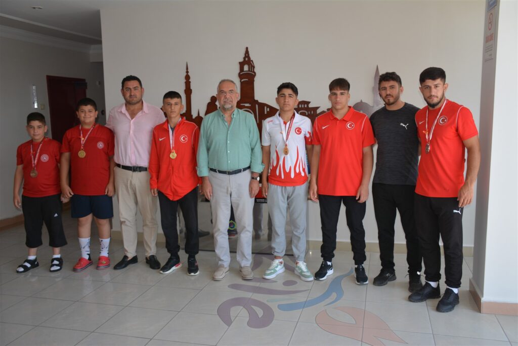 Başkan Sargın’dan şampiyon güreşçilere altın ödülü