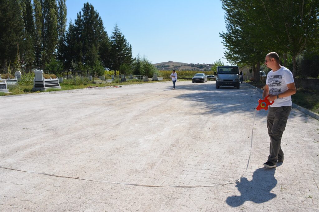 Mezarlık parke ve temizlik çalışması yapıldı.