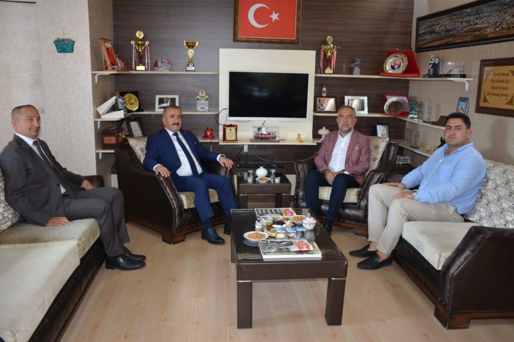 Tokat Valisi Numan Hatipoğlu, Zile Belediye Başkanı Şükrü Sargın’ı makamında ziyaret etti.
