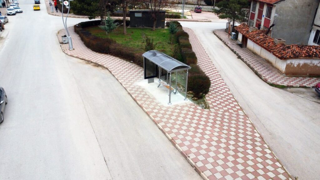 Zile’de Otobüs Durakları Yenilendi