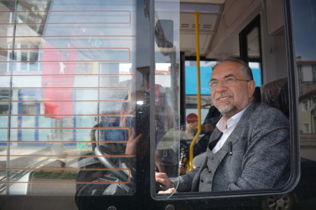 Kendi öz kaynaklarımızla alımını yaptığımız iki otobüs ve iki damperli kamyon belediyemize hayırlı uğurlu olsun   Şükrü SARGIN Zile Belediye Başkanı