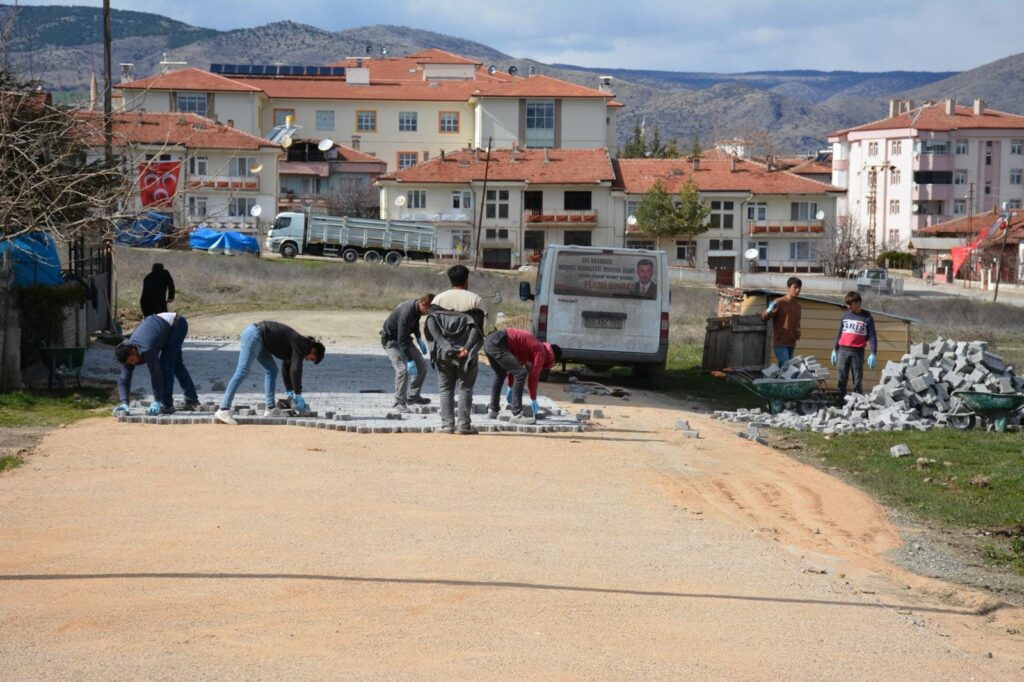 Bahçelievler Mahallesi Yol Yapım ve Yenileme Çalışmaları Kapsamında Parke Döşeme ile Birlikte Bordür Yapım Çalışmaları Devam Ediyor