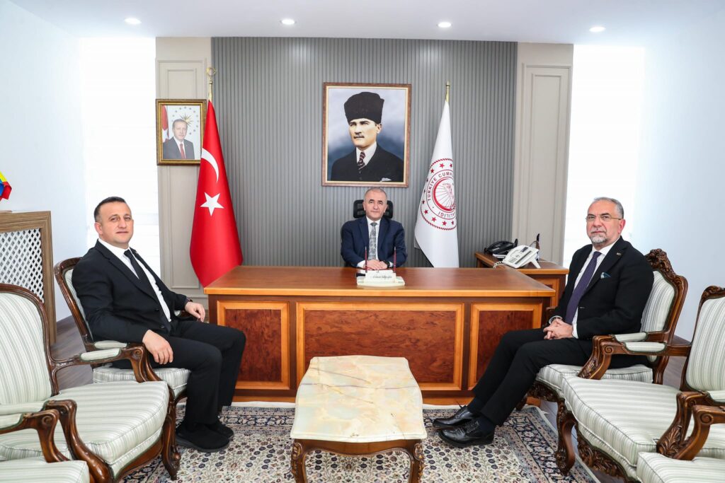 Zile ve Turhal Belediye Başkanları Vali Hatipoğlu’nu Ziyaret Etti