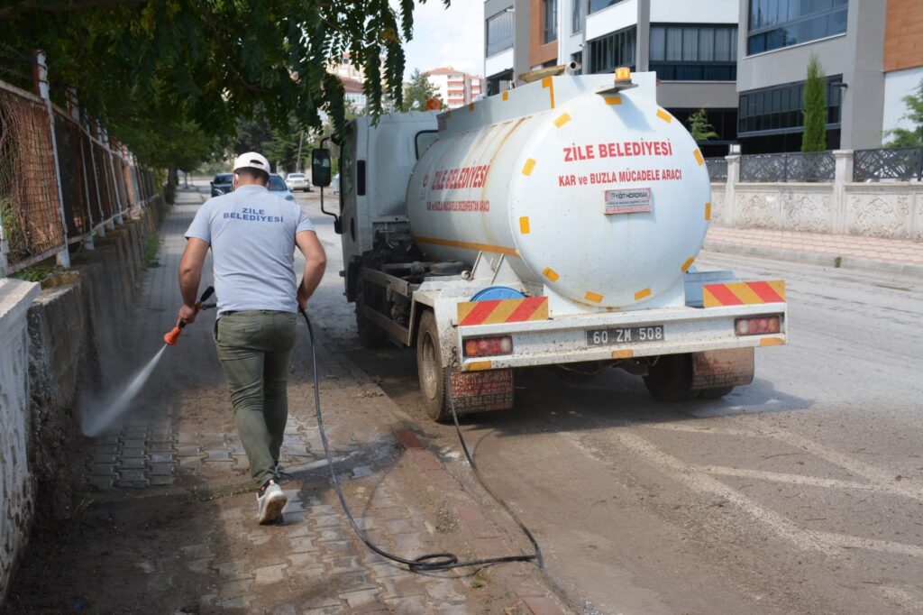 Ekiplerimiz sahada temizlik ve bakım çalışmalarını sürdürüyor.