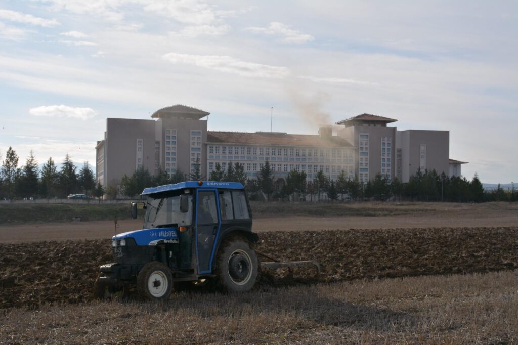 Zile Belediyesi Park ve Bahçeler Müdürlüğü’nden Buğday Ekimi Hazırlığı