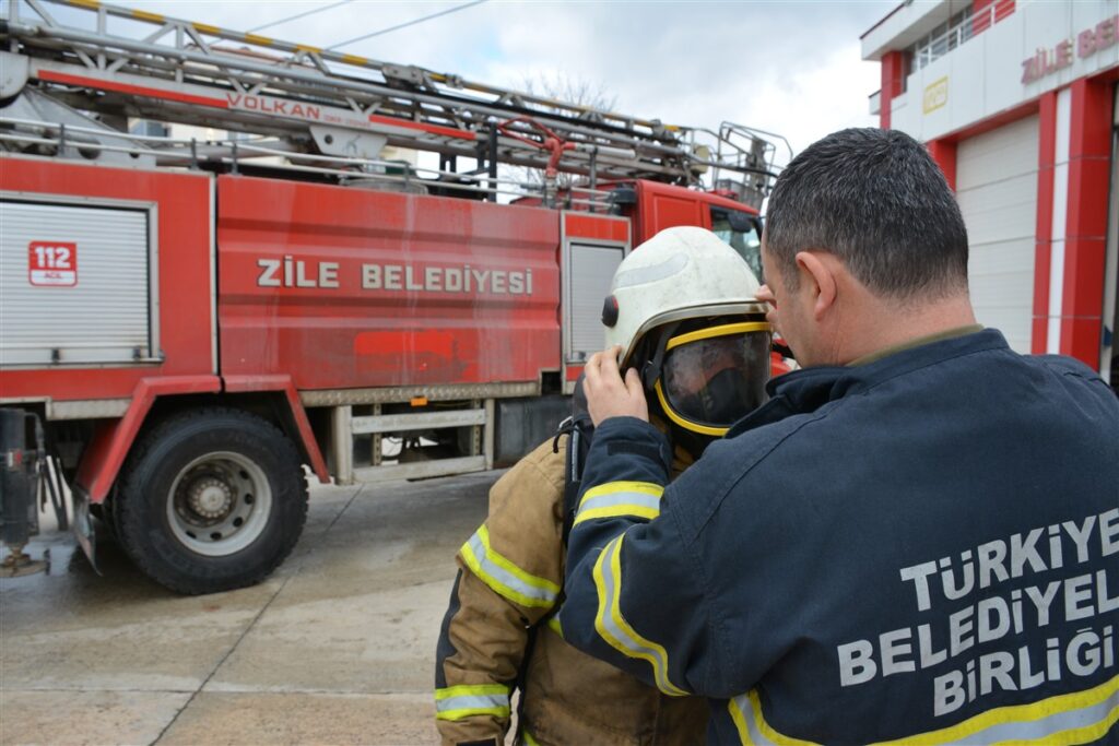 Zile Belediyesi İtfaiyesinden Backdraft Eğitimiyle Yangınla Mücadele Tatbikatı