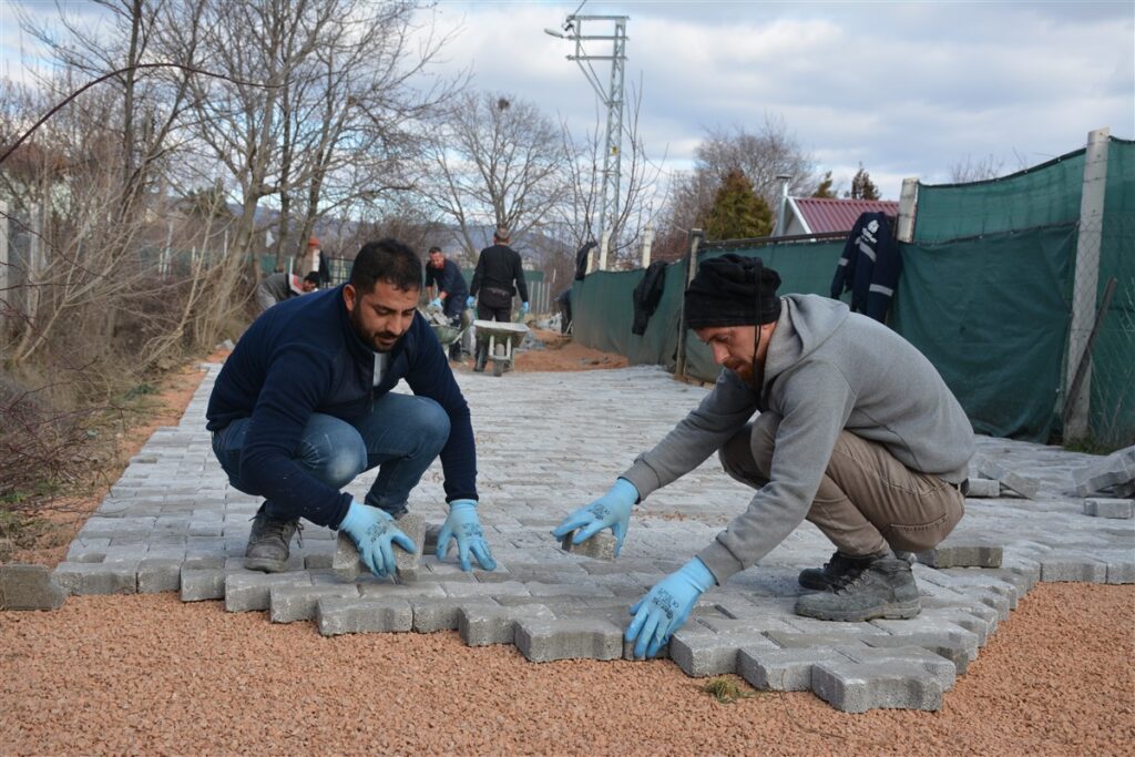 Zile Belediyesi’nden Belediye Bağı Yoluna Kumlama ve Parke Atağı