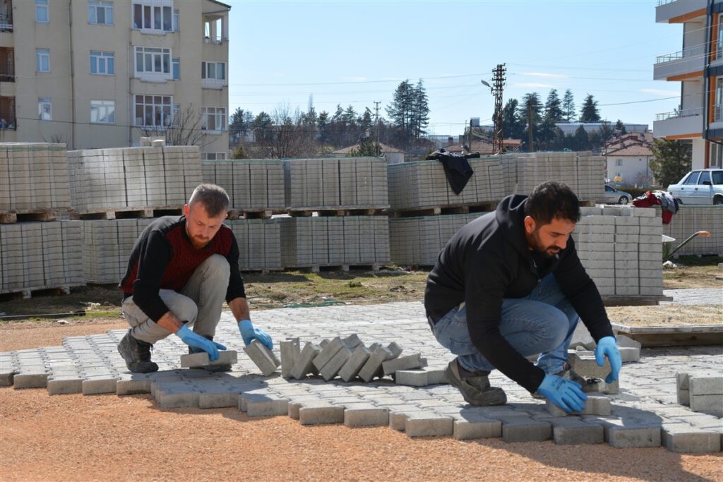 Zile Belediyesi Fen İşleri Müdürlüğü, Parke ve Bordür Çalışmalarına Devam Ediyor