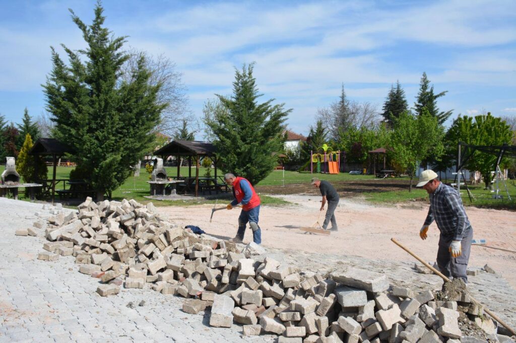 Zile Belediyesi Güreş-Festival ve Piknik Alanı’nda Parke Döşeme ve Onarım Çalışmaları Başladı